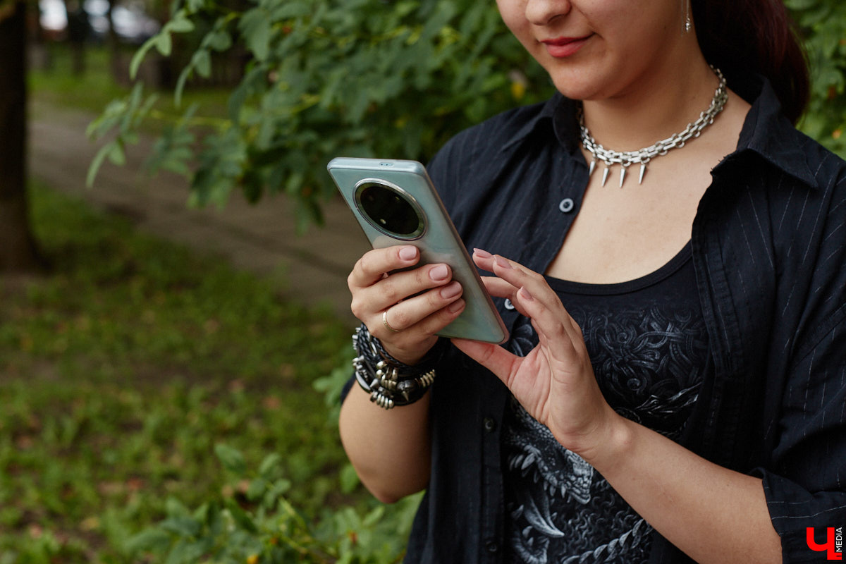 Известная поговорка гласит: «Друг познается в беде». А вы знали, что можно на время «арендовать» товарища и выложить ему все, что на сердце? Именно по такому принципу работают так называемые собеседники на час. Это люди, готовые выслушать и обсудить чужие проблемы. «Ключ-Медиа» наткнулся на одно из таких объявлений на популярном сайте. Анастасия Ильина занимается разговорной «терапией» уже 8 лет и хорошо знает, как поддержать одинокие души с помощью приятной беседы.