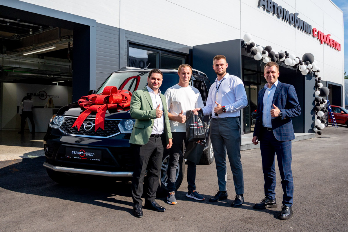 На улице Куйбышева, 38 открылся новый крытый салон по продаже автомобилей с пробегом — «Селект». Это масштабный проект от одного из главных игроков владимирского авторынка — группы компаний «Техцентр Гранд». Шоурум стал частью большого комплекса рядом с рынком «Тандем», где под одной крышей теперь работают сразу несколько дилерских центров.