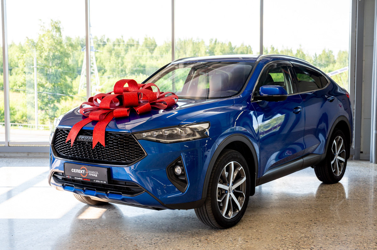 На улице Куйбышева, 38 открылся новый крытый салон по продаже автомобилей с пробегом — «Селект». Это масштабный проект от одного из главных игроков владимирского авторынка — группы компаний «Техцентр Гранд». Шоурум стал частью большого комплекса рядом с рынком «Тандем», где под одной крышей теперь работают сразу несколько дилерских центров.