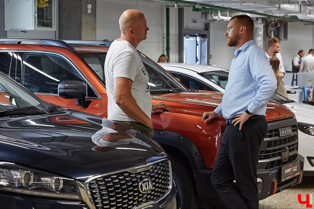 На улице Куйбышева, 38 открылся новый крытый салон по продаже автомобилей с пробегом — «Селект». Это масштабный проект от одного из главных игроков владимирского авторынка — группы компаний «Техцентр Гранд». Шоурум стал частью большого комплекса рядом с рынком «Тандем», где под одной крышей теперь работают сразу несколько дилерских центров.