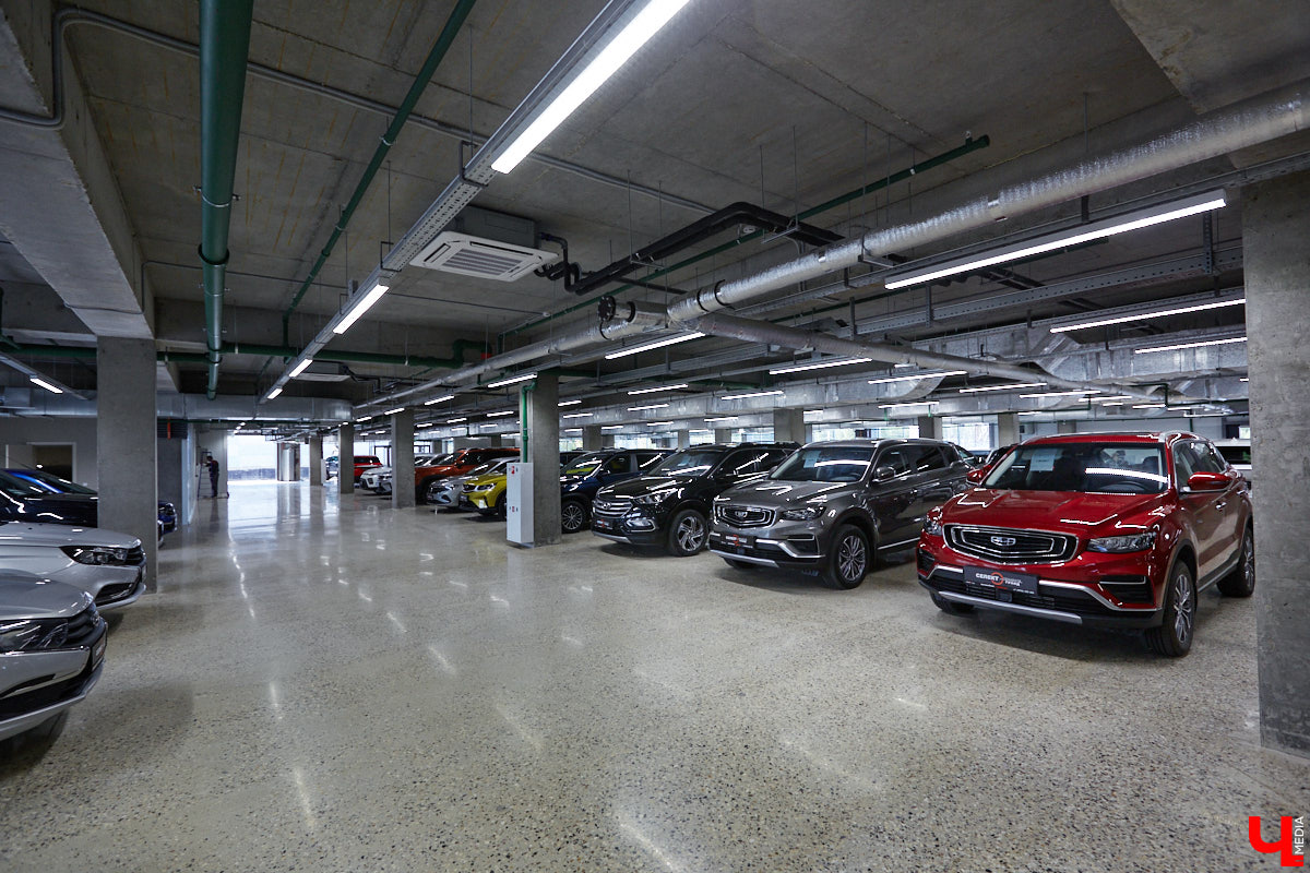 На улице Куйбышева, 38 открылся новый крытый салон по продаже автомобилей с пробегом — «Селект». Это масштабный проект от одного из главных игроков владимирского авторынка — группы компаний «Техцентр Гранд». Шоурум стал частью большого комплекса рядом с рынком «Тандем», где под одной крышей теперь работают сразу несколько дилерских центров.