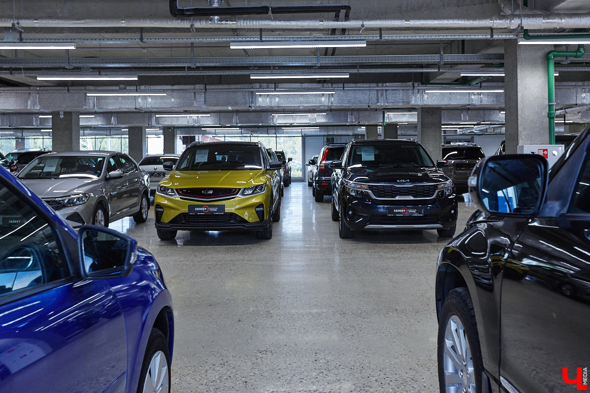 На улице Куйбышева, 38 открылся новый крытый салон по продаже автомобилей с пробегом — «Селект». Это масштабный проект от одного из главных игроков владимирского авторынка — группы компаний «Техцентр Гранд». Шоурум стал частью большого комплекса рядом с рынком «Тандем», где под одной крышей теперь работают сразу несколько дилерских центров.