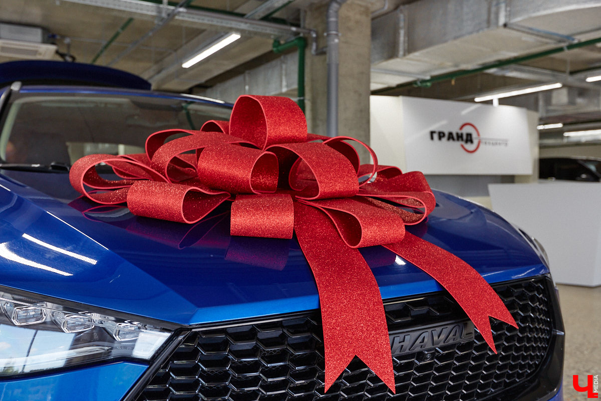 На улице Куйбышева, 38 открылся новый крытый салон по продаже автомобилей с пробегом — «Селект». Это масштабный проект от одного из главных игроков владимирского авторынка — группы компаний «Техцентр Гранд». Шоурум стал частью большого комплекса рядом с рынком «Тандем», где под одной крышей теперь работают сразу несколько дилерских центров.