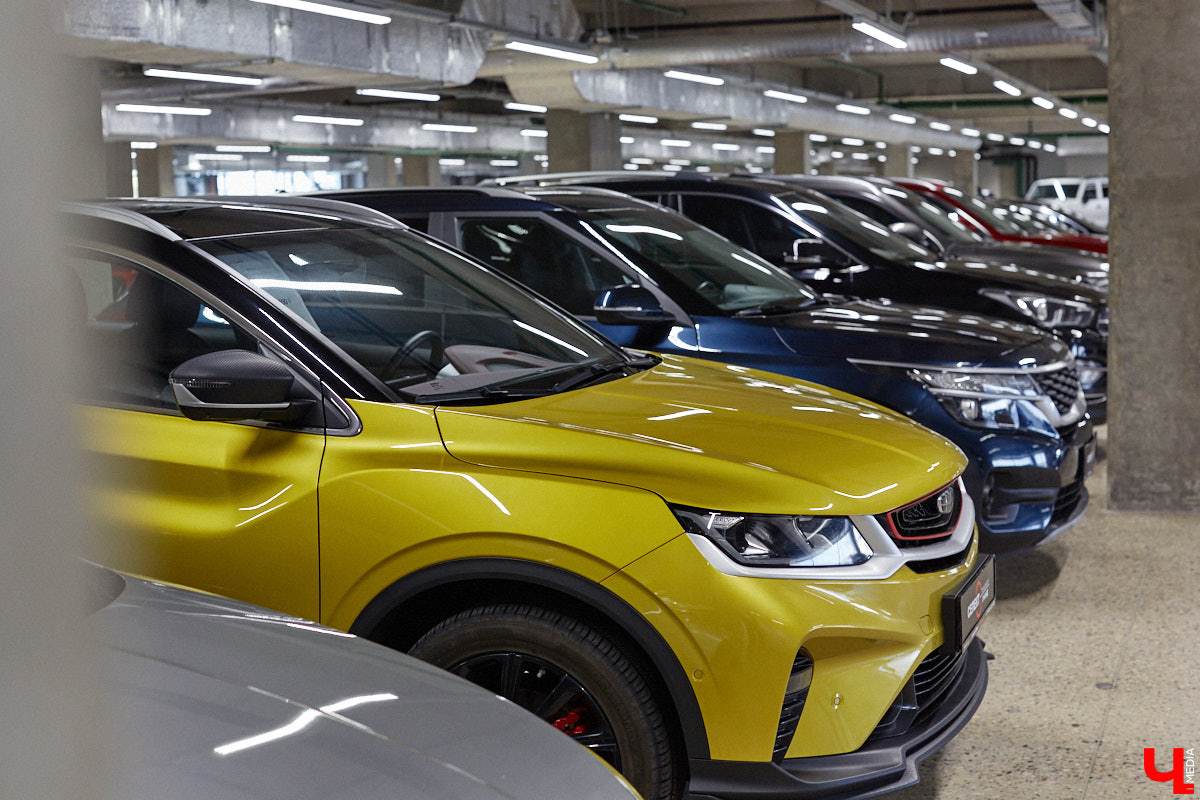 На улице Куйбышева, 38 открылся новый крытый салон по продаже автомобилей с пробегом — «Селект». Это масштабный проект от одного из главных игроков владимирского авторынка — группы компаний «Техцентр Гранд». Шоурум стал частью большого комплекса рядом с рынком «Тандем», где под одной крышей теперь работают сразу несколько дилерских центров.