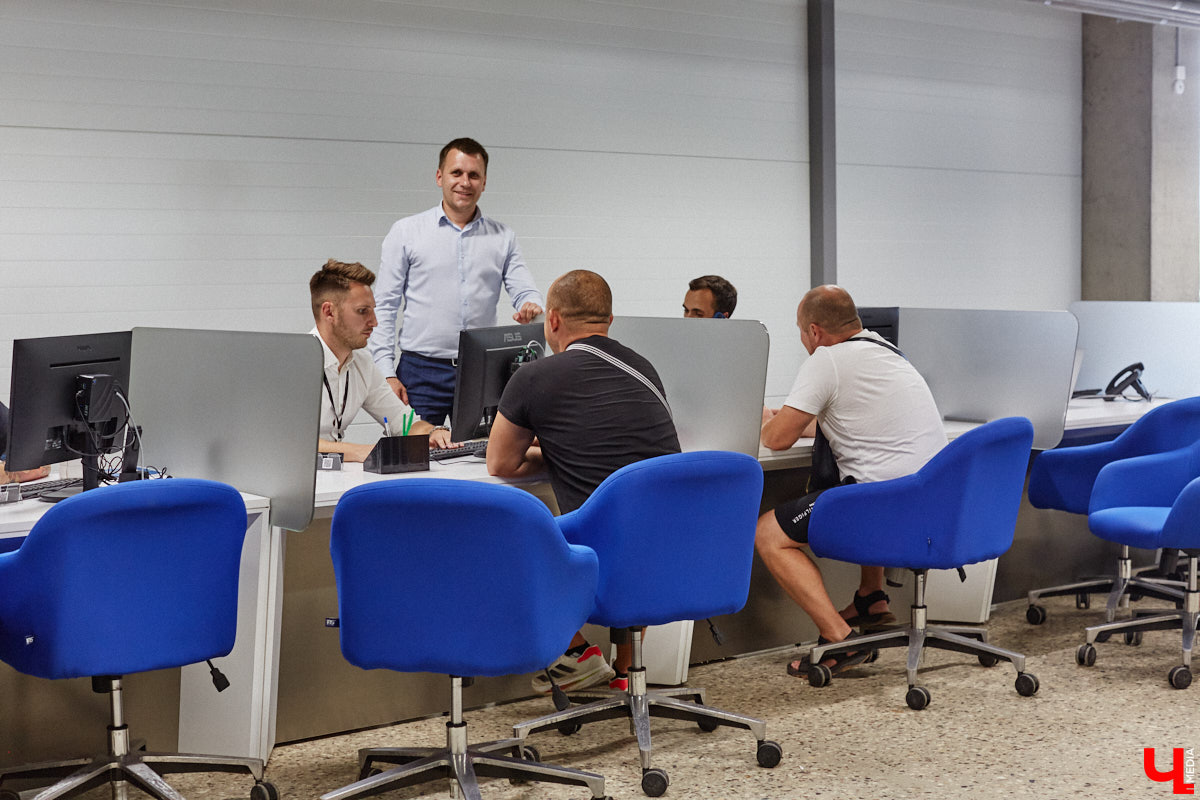 На улице Куйбышева, 38 открылся новый крытый салон по продаже автомобилей с пробегом — «Селект». Это масштабный проект от одного из главных игроков владимирского авторынка — группы компаний «Техцентр Гранд». Шоурум стал частью большого комплекса рядом с рынком «Тандем», где под одной крышей теперь работают сразу несколько дилерских центров.