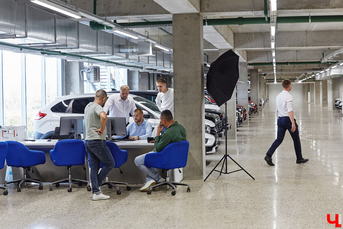 На улице Куйбышева, 38 открылся новый крытый салон по продаже автомобилей с пробегом — «Селект». Это масштабный проект от одного из главных игроков владимирского авторынка — группы компаний «Техцентр Гранд». Шоурум стал частью большого комплекса рядом с рынком «Тандем», где под одной крышей теперь работают сразу несколько дилерских центров.