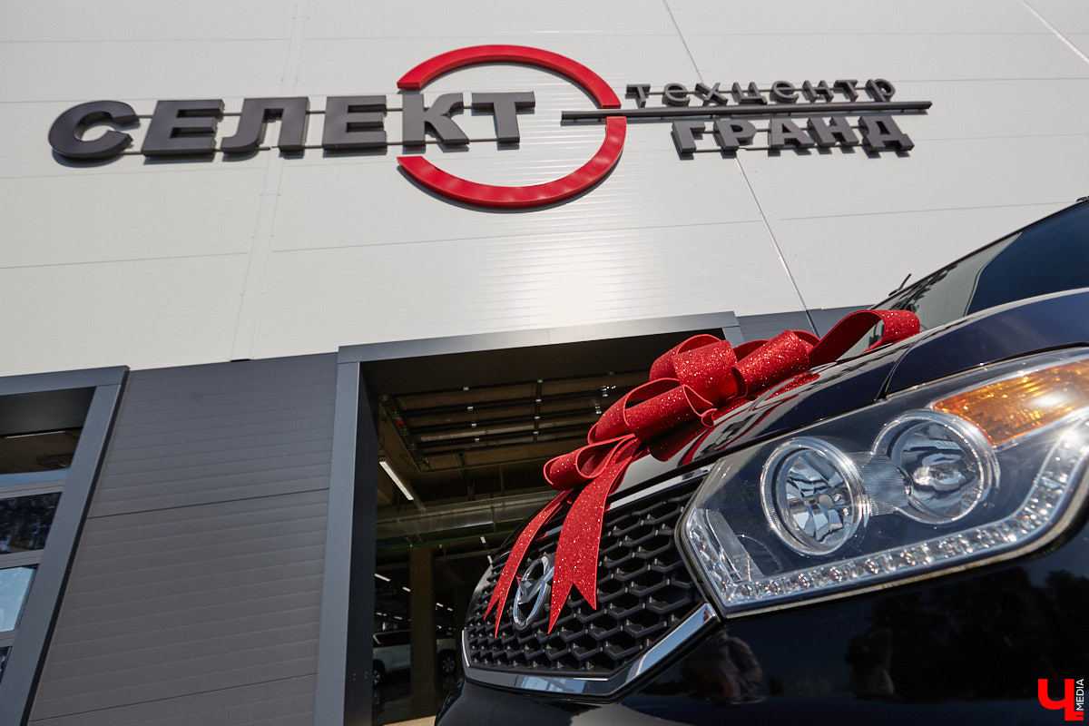 На улице Куйбышева, 38 открылся новый крытый салон по продаже автомобилей с пробегом — «Селект». Это масштабный проект от одного из главных игроков владимирского авторынка — группы компаний «Техцентр Гранд». Шоурум стал частью большого комплекса рядом с рынком «Тандем», где под одной крышей теперь работают сразу несколько дилерских центров.