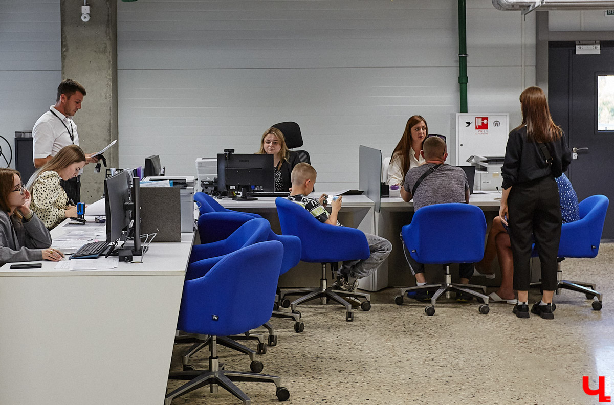 На улице Куйбышева, 38 открылся новый крытый салон по продаже автомобилей с пробегом — «Селект». Это масштабный проект от одного из главных игроков владимирского авторынка — группы компаний «Техцентр Гранд». Шоурум стал частью большого комплекса рядом с рынком «Тандем», где под одной крышей теперь работают сразу несколько дилерских центров.