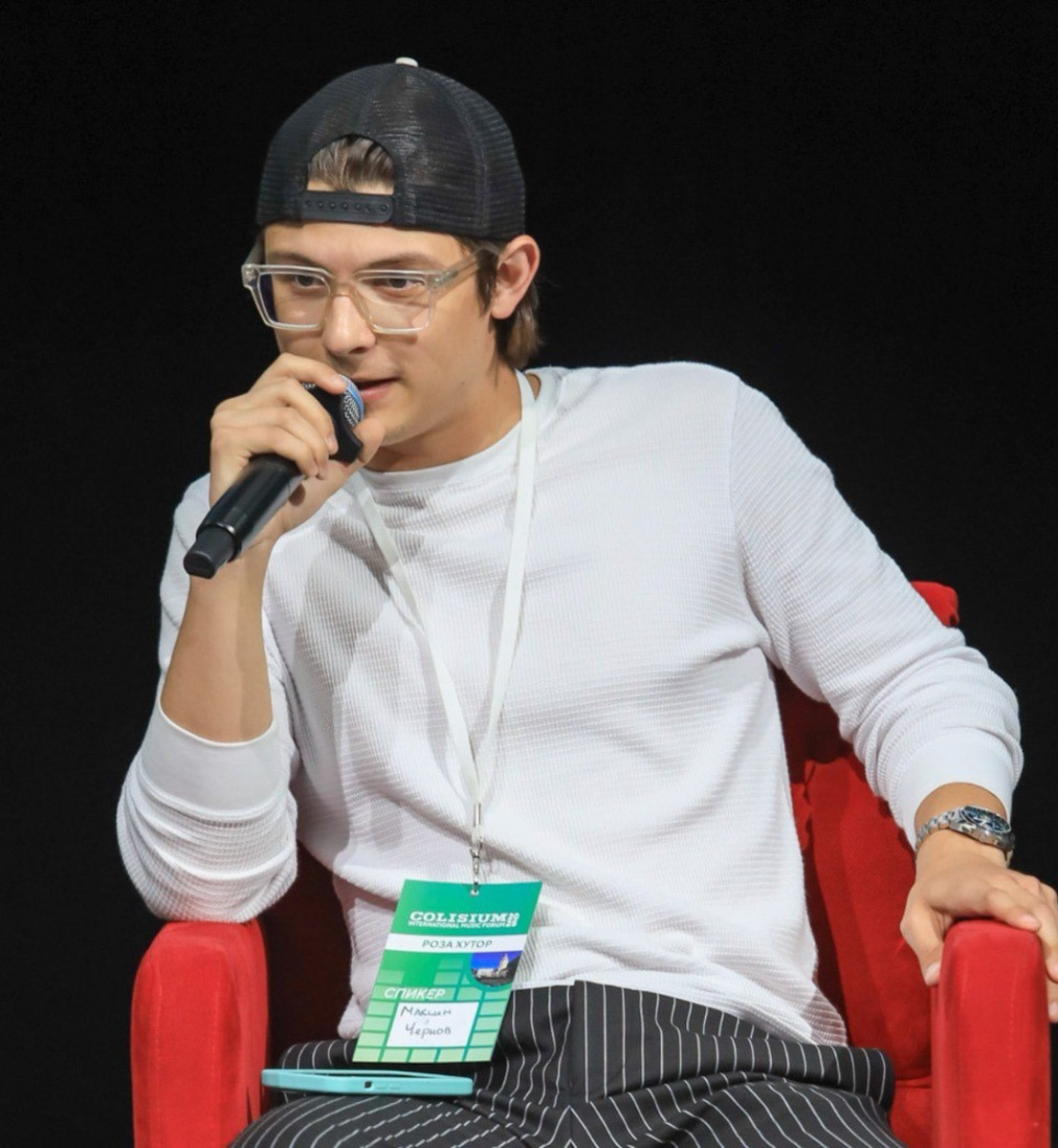 Colisium в Сочи — крупнейший международный форум, посвященный музыкальной индустрии. На него собираются продюсеры фестивалей, резиденты клубов и люди, которые определяют культурную карту страны. Побывал там и Макс Чернов, вокалист и бас-гитарист владимирского коллектива Delivery Boys. Об озвученных там идеях он рассказал нашему изданию.