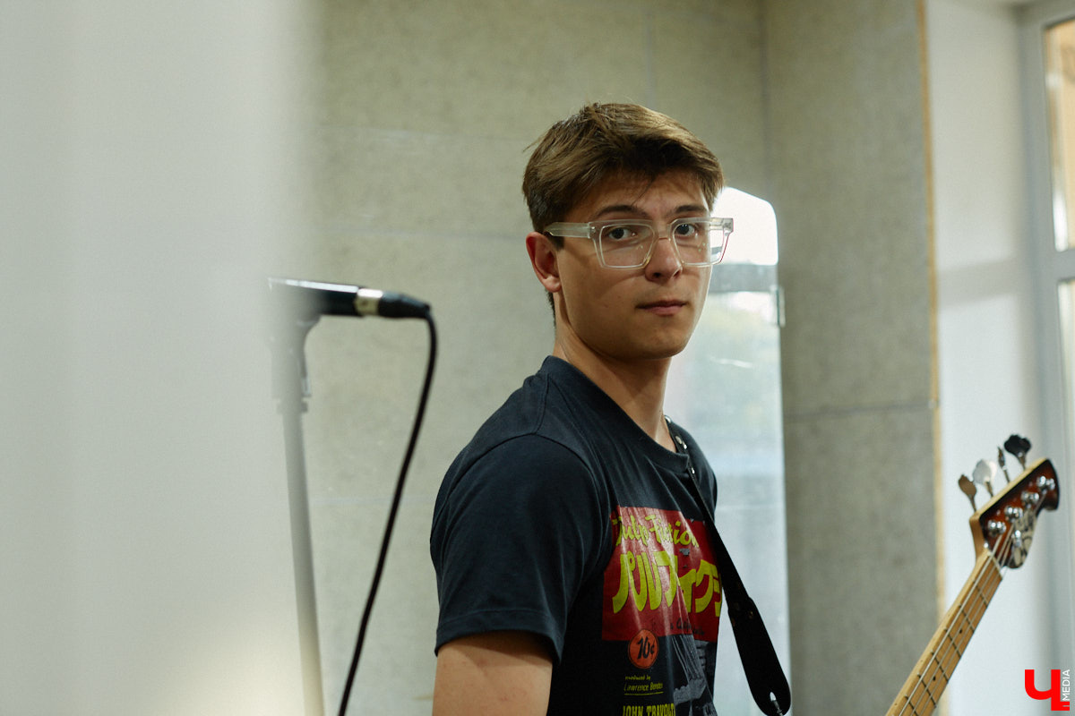 Colisium в Сочи — крупнейший международный форум, посвященный музыкальной индустрии. На него собираются продюсеры фестивалей, резиденты клубов и люди, которые определяют культурную карту страны. Побывал там и Макс Чернов, вокалист и бас-гитарист владимирского коллектива Delivery Boys. Об озвученных там идеях он рассказал нашему изданию.