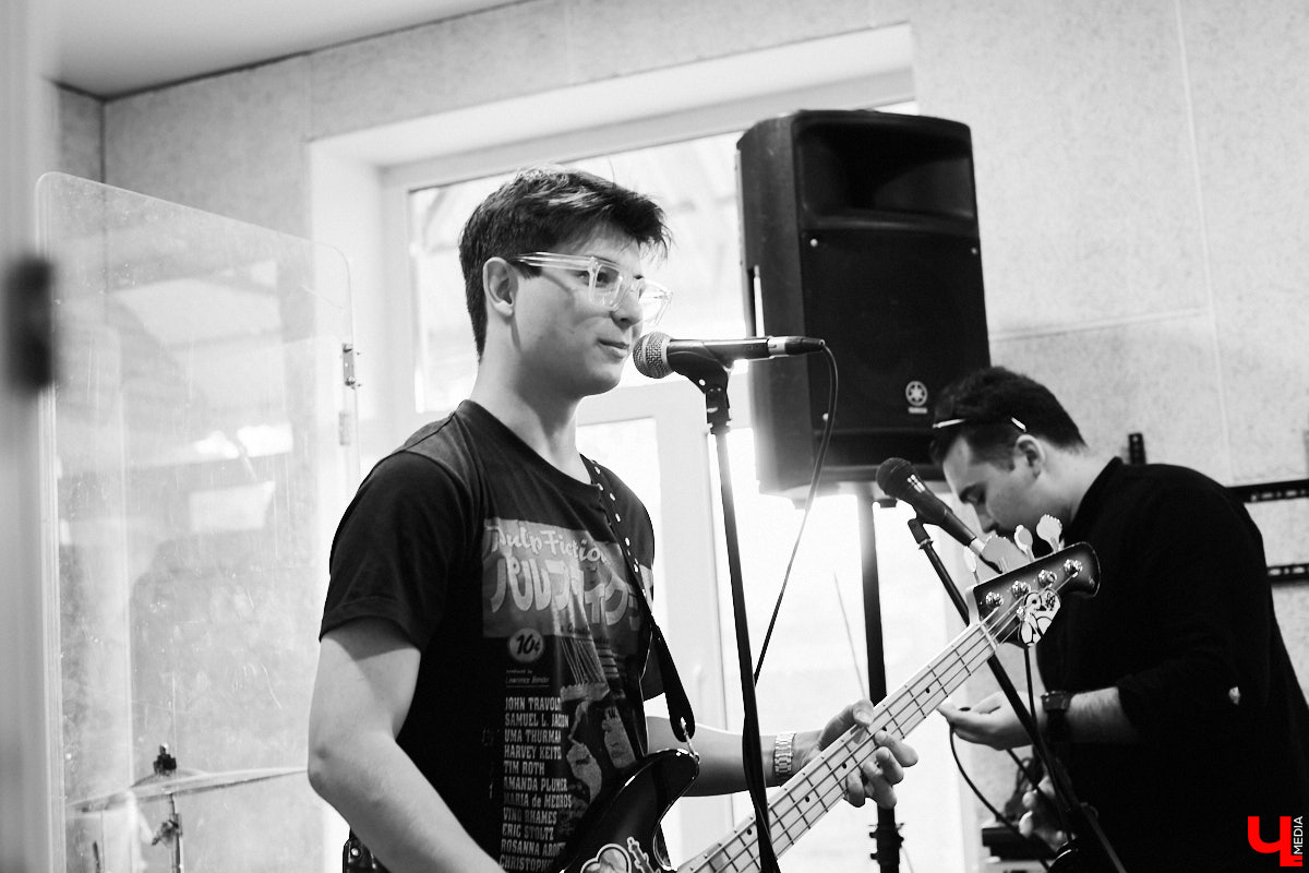 Colisium в Сочи — крупнейший международный форум, посвященный музыкальной индустрии. На него собираются продюсеры фестивалей, резиденты клубов и люди, которые определяют культурную карту страны. Побывал там и Макс Чернов, вокалист и бас-гитарист владимирского коллектива Delivery Boys. Об озвученных там идеях он рассказал нашему изданию.