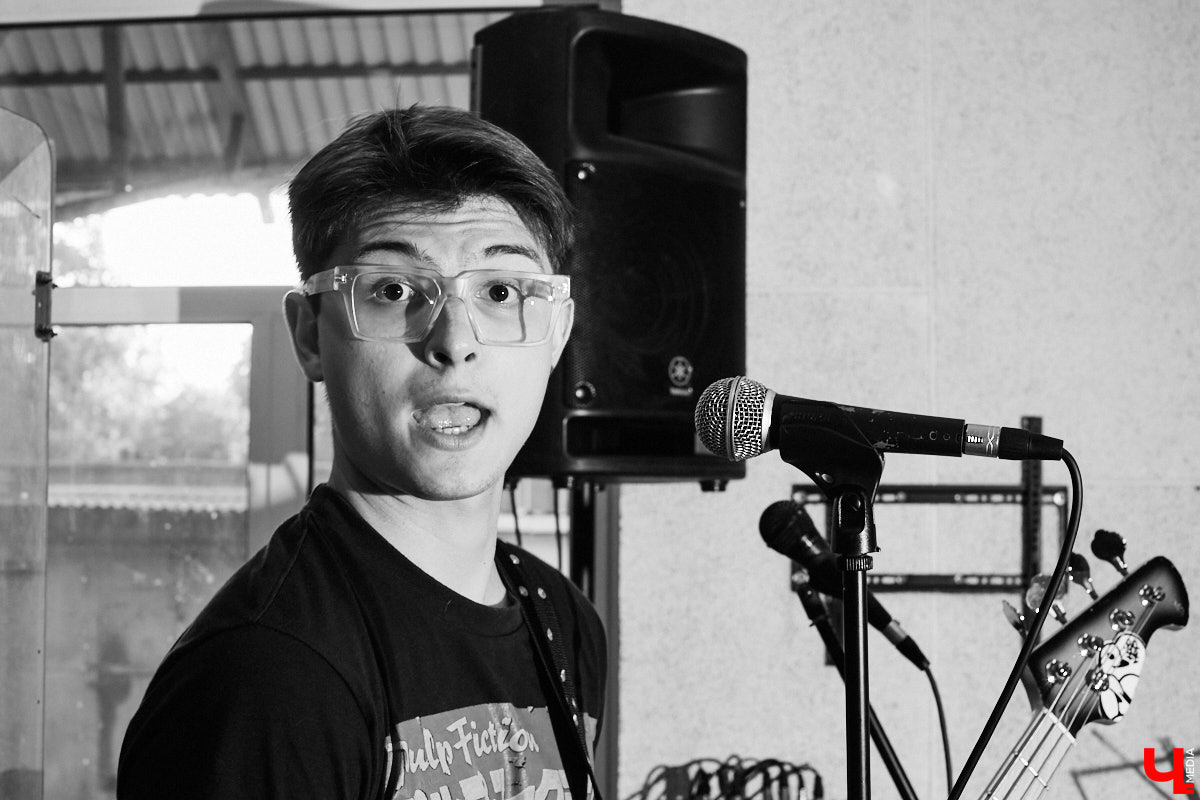 Colisium в Сочи — крупнейший международный форум, посвященный музыкальной индустрии. На него собираются продюсеры фестивалей, резиденты клубов и люди, которые определяют культурную карту страны. Побывал там и Макс Чернов, вокалист и бас-гитарист владимирского коллектива Delivery Boys. Об озвученных там идеях он рассказал нашему изданию.