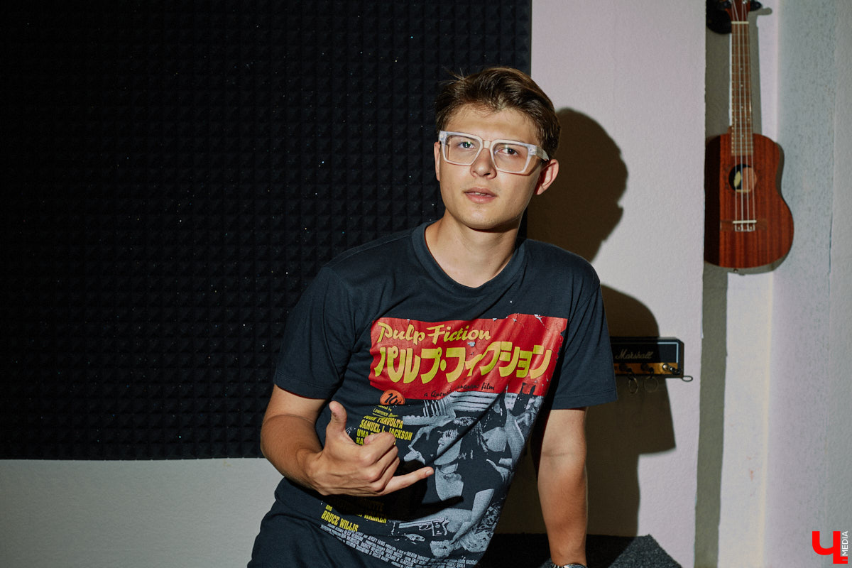 Colisium в Сочи — крупнейший международный форум, посвященный музыкальной индустрии. На него собираются продюсеры фестивалей, резиденты клубов и люди, которые определяют культурную карту страны. Побывал там и Макс Чернов, вокалист и бас-гитарист владимирского коллектива Delivery Boys. Об озвученных там идеях он рассказал нашему изданию.