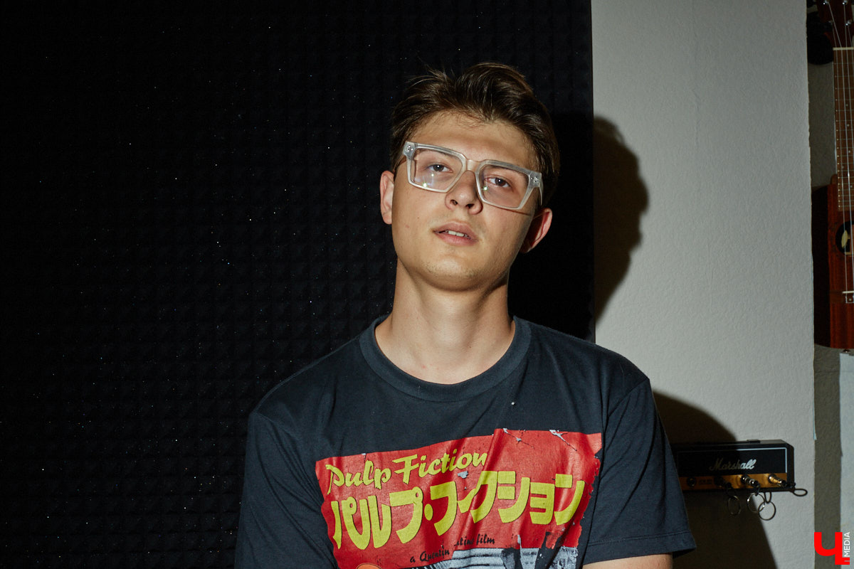 Colisium в Сочи — крупнейший международный форум, посвященный музыкальной индустрии. На него собираются продюсеры фестивалей, резиденты клубов и люди, которые определяют культурную карту страны. Побывал там и Макс Чернов, вокалист и бас-гитарист владимирского коллектива Delivery Boys. Об озвученных там идеях он рассказал нашему изданию.