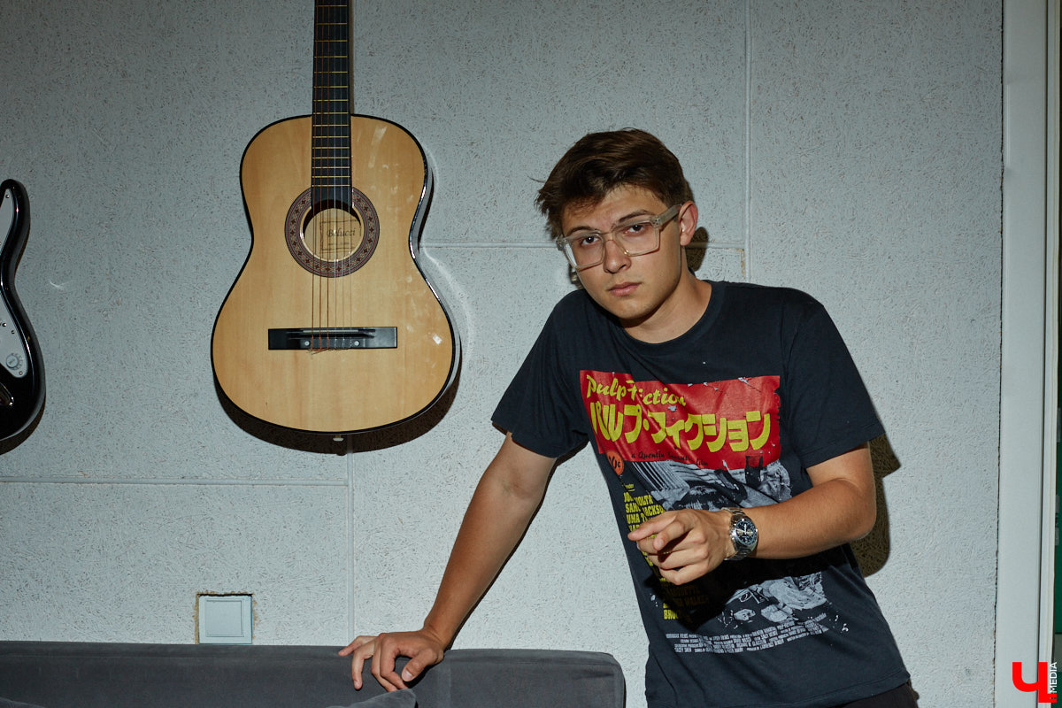 Colisium в Сочи — крупнейший международный форум, посвященный музыкальной индустрии. На него собираются продюсеры фестивалей, резиденты клубов и люди, которые определяют культурную карту страны. Побывал там и Макс Чернов, вокалист и бас-гитарист владимирского коллектива Delivery Boys. Об озвученных там идеях он рассказал нашему изданию.