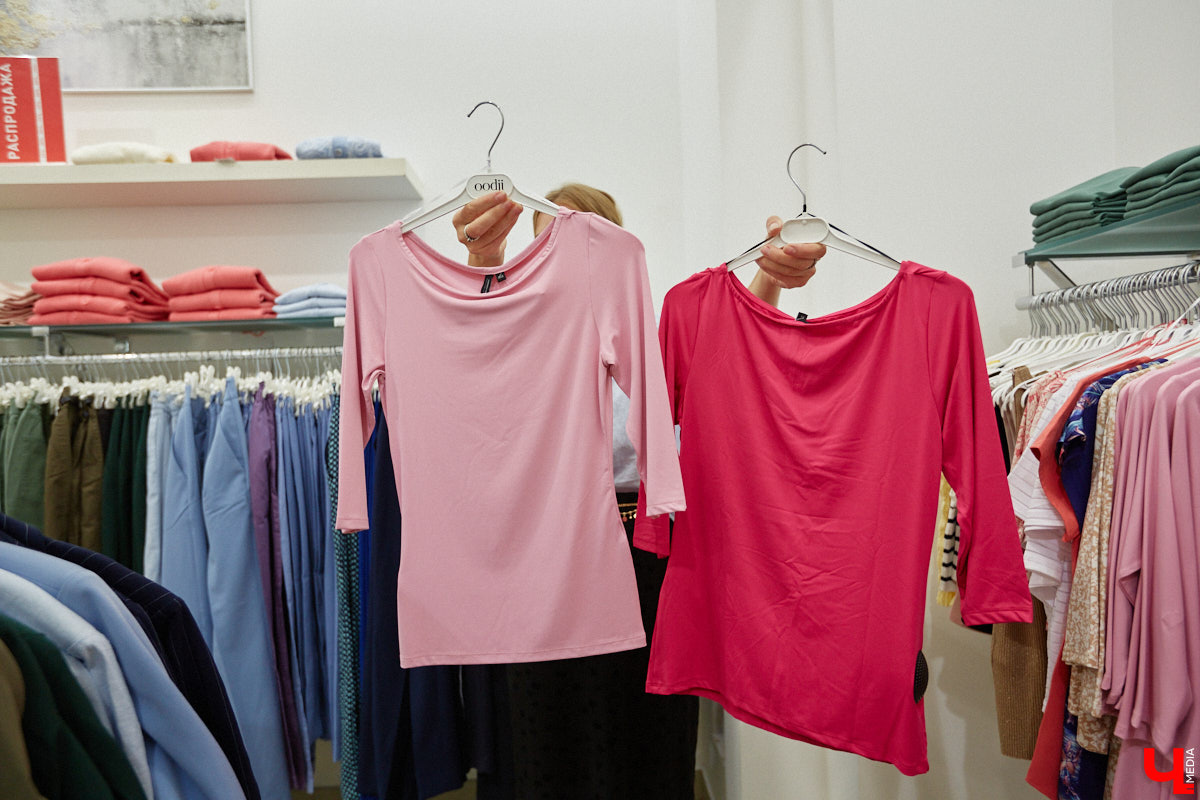 На дворе то самое время, когда можно смело носить майки, сланцы и велосипедки… Или эти летние вещи уже утратили свою актуальность? Владимирский эксперт в мире моды Любава Соколова примерила главные антитренды сезона и показала, чем их заменить, чтобы даже в жару выглядеть как с обложки журнала.