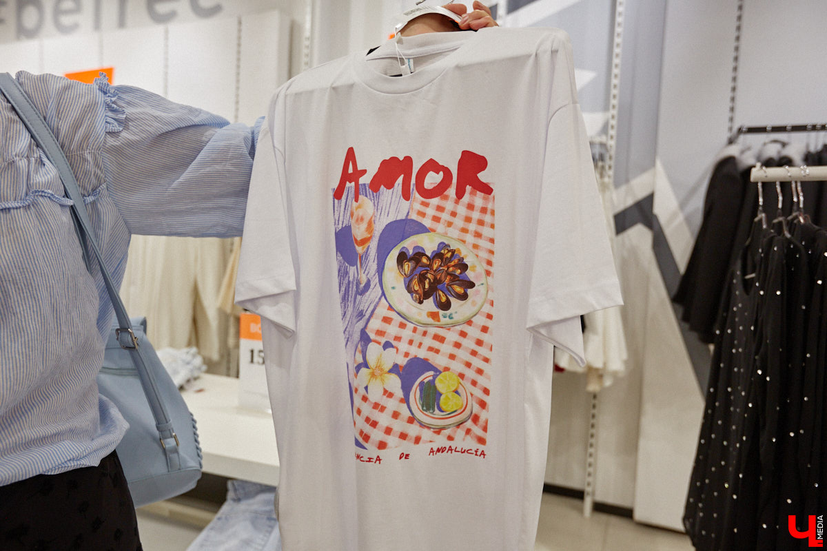 На дворе то самое время, когда можно смело носить майки, сланцы и велосипедки… Или эти летние вещи уже утратили свою актуальность? Владимирский эксперт в мире моды Любава Соколова примерила главные антитренды сезона и показала, чем их заменить, чтобы даже в жару выглядеть как с обложки журнала.