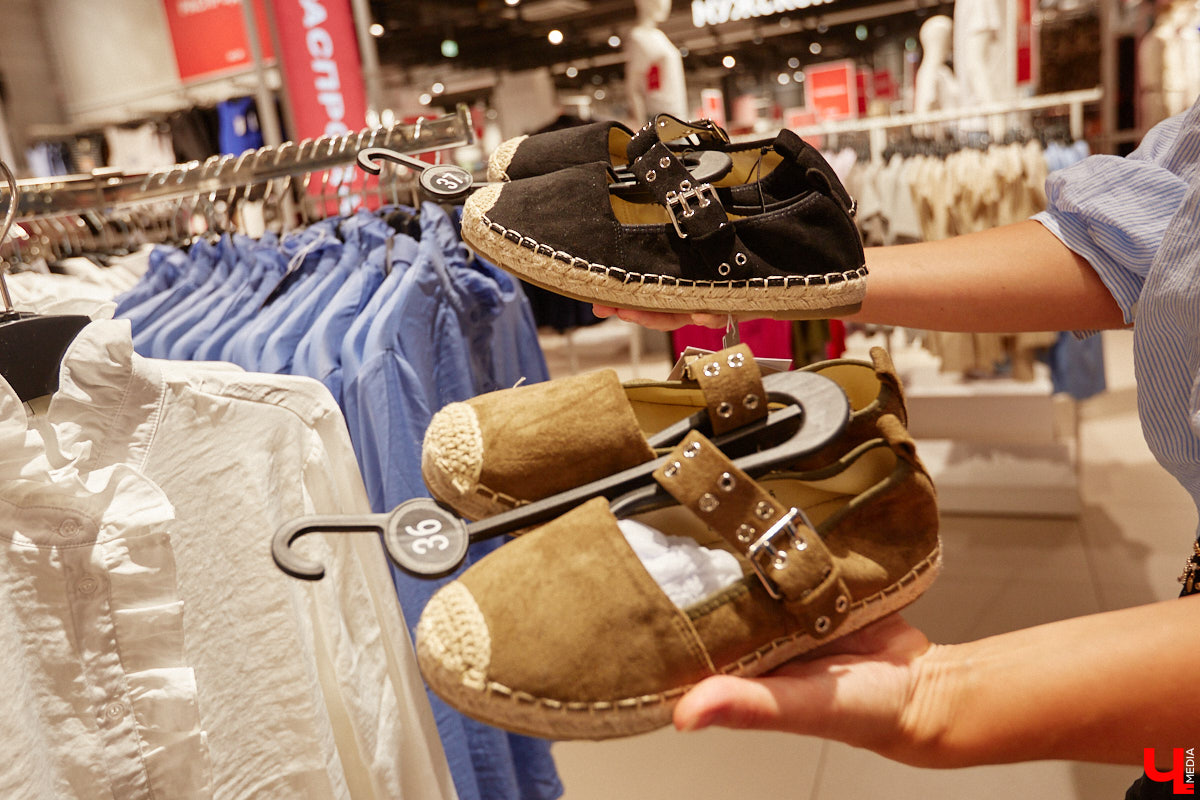 На дворе то самое время, когда можно смело носить майки, сланцы и велосипедки… Или эти летние вещи уже утратили свою актуальность? Владимирский эксперт в мире моды Любава Соколова примерила главные антитренды сезона и показала, чем их заменить, чтобы даже в жару выглядеть как с обложки журнала.