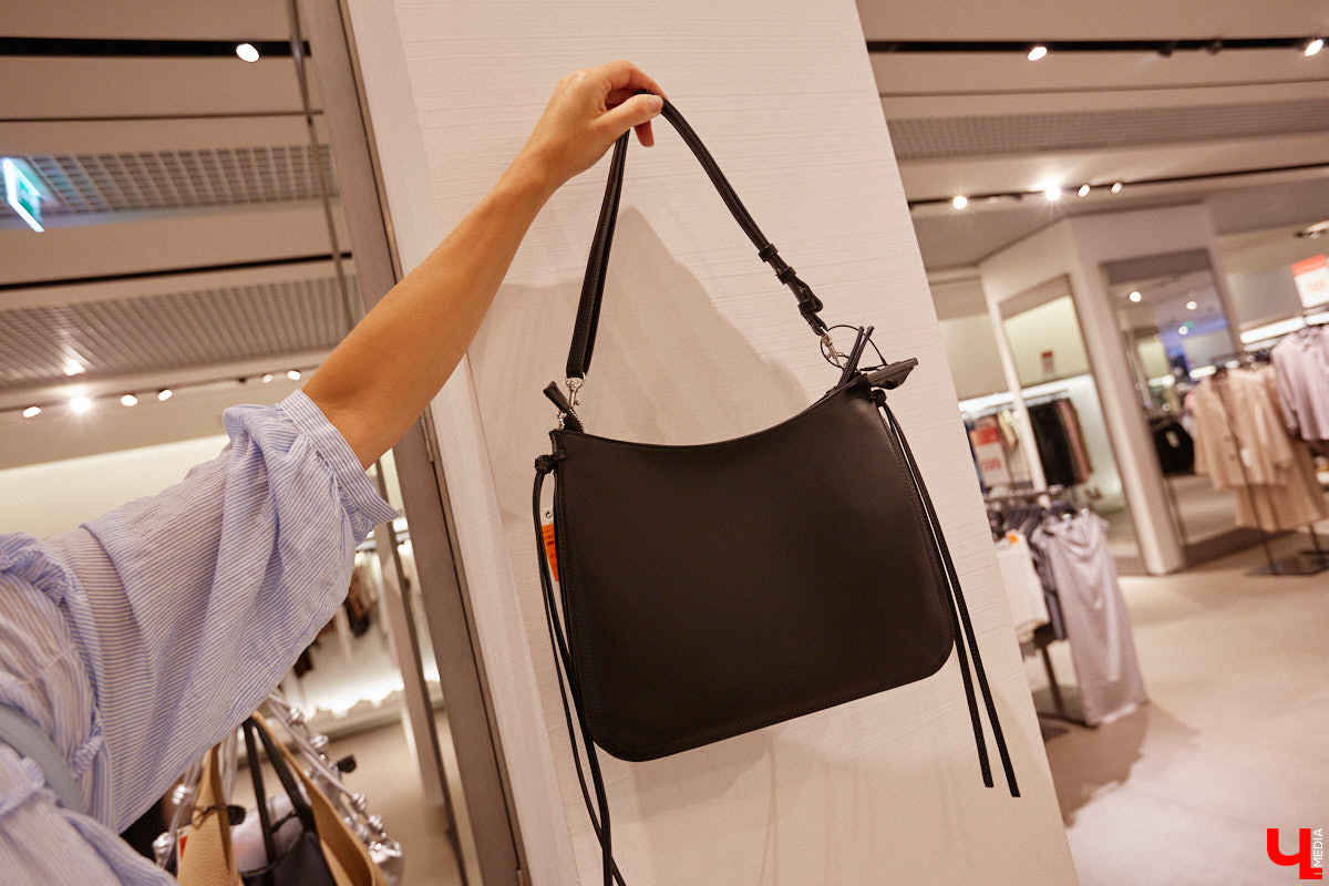 На дворе то самое время, когда можно смело носить майки, сланцы и велосипедки… Или эти летние вещи уже утратили свою актуальность? Владимирский эксперт в мире моды Любава Соколова примерила главные антитренды сезона и показала, чем их заменить, чтобы даже в жару выглядеть как с обложки журнала.