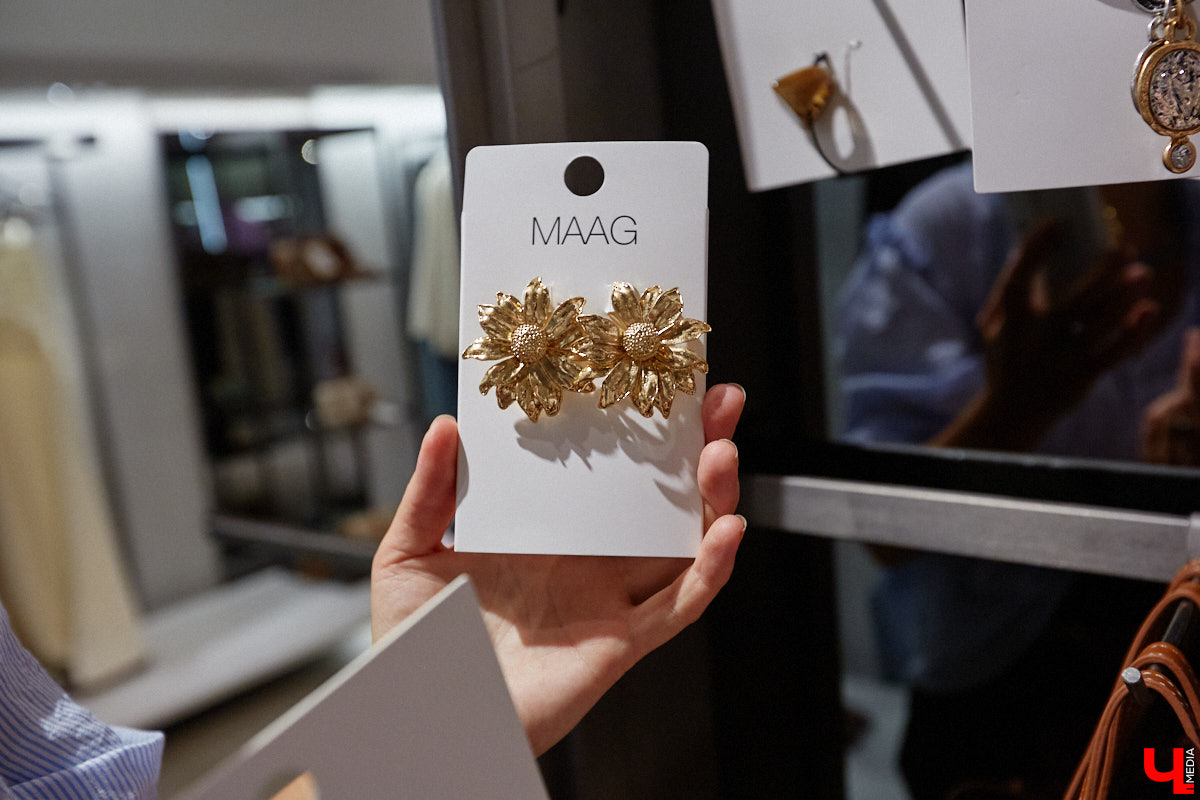 На дворе то самое время, когда можно смело носить майки, сланцы и велосипедки… Или эти летние вещи уже утратили свою актуальность? Владимирский эксперт в мире моды Любава Соколова примерила главные антитренды сезона и показала, чем их заменить, чтобы даже в жару выглядеть как с обложки журнала.