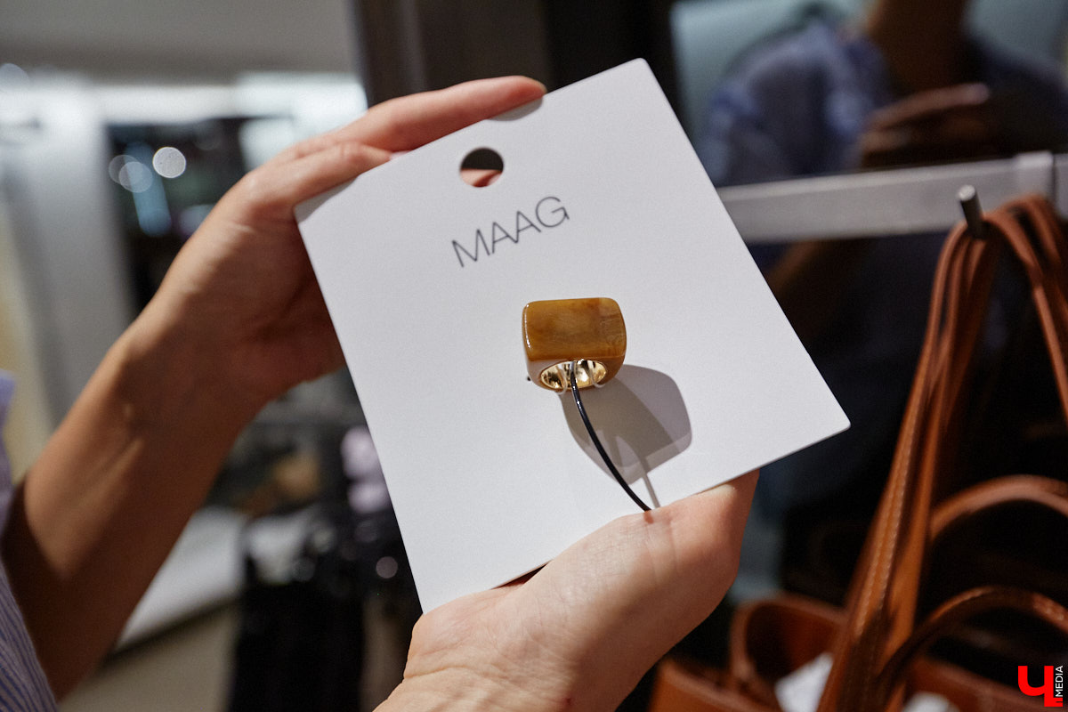 На дворе то самое время, когда можно смело носить майки, сланцы и велосипедки… Или эти летние вещи уже утратили свою актуальность? Владимирский эксперт в мире моды Любава Соколова примерила главные антитренды сезона и показала, чем их заменить, чтобы даже в жару выглядеть как с обложки журнала.