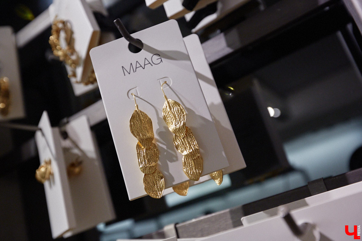 На дворе то самое время, когда можно смело носить майки, сланцы и велосипедки… Или эти летние вещи уже утратили свою актуальность? Владимирский эксперт в мире моды Любава Соколова примерила главные антитренды сезона и показала, чем их заменить, чтобы даже в жару выглядеть как с обложки журнала.