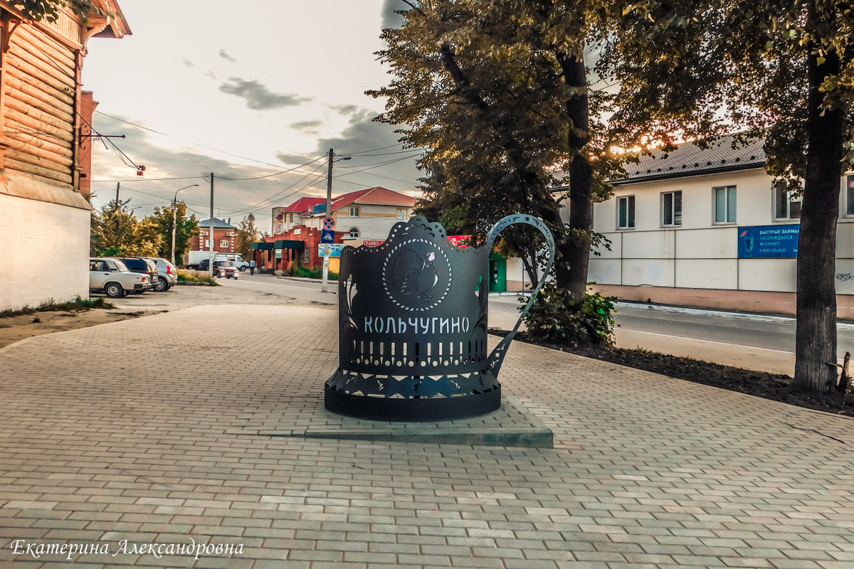 Владимир начинает подготовку ко Дню города! Вскоре на его улицах установят сразу несколько новых фотозон и арт-объектов. Не отстают от региональной столицы и другие населенные пункты области. «Ключ-Медиа» выяснил, что из декораций пока лишь в планах, какие ожидать в ближайшее время, а с чем уже можно сделать снимок на память!