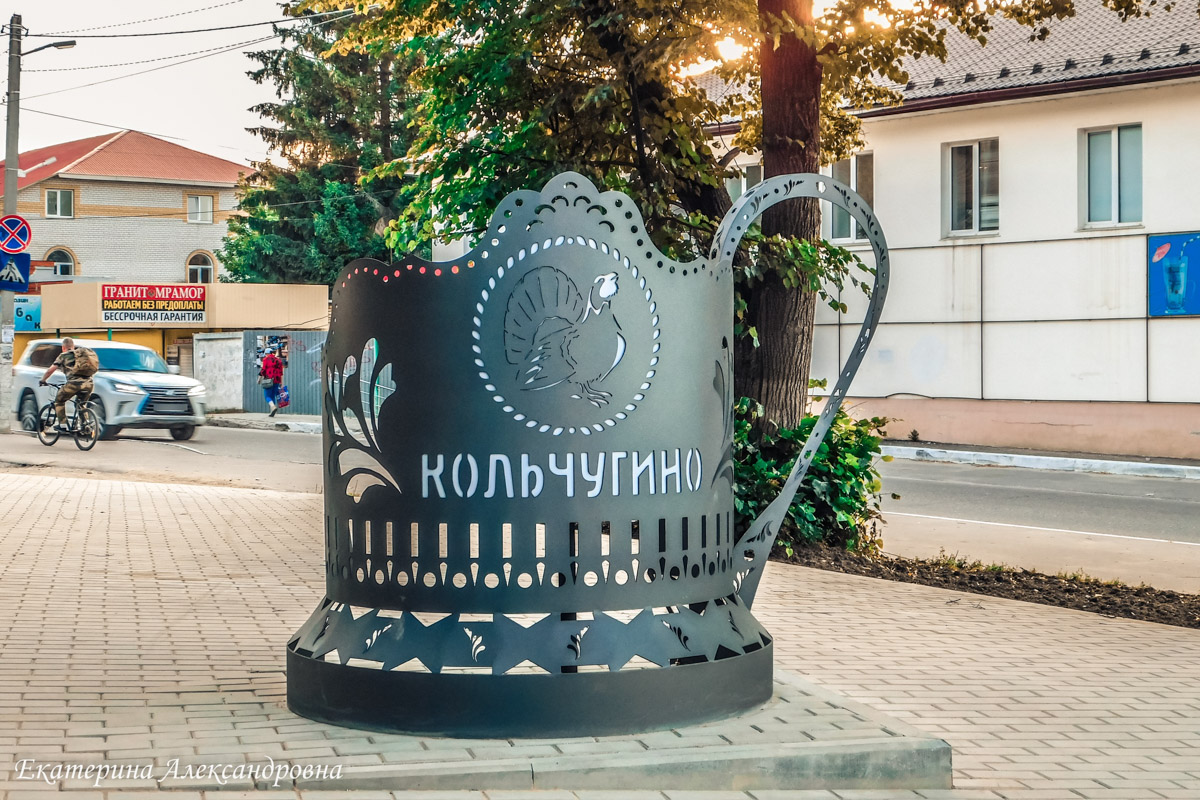 Владимир начинает подготовку ко Дню города! Вскоре на его улицах установят сразу несколько новых фотозон и арт-объектов. Не отстают от региональной столицы и другие населенные пункты области. «Ключ-Медиа» выяснил, что из декораций пока лишь в планах, какие ожидать в ближайшее время, а с чем уже можно сделать снимок на память!