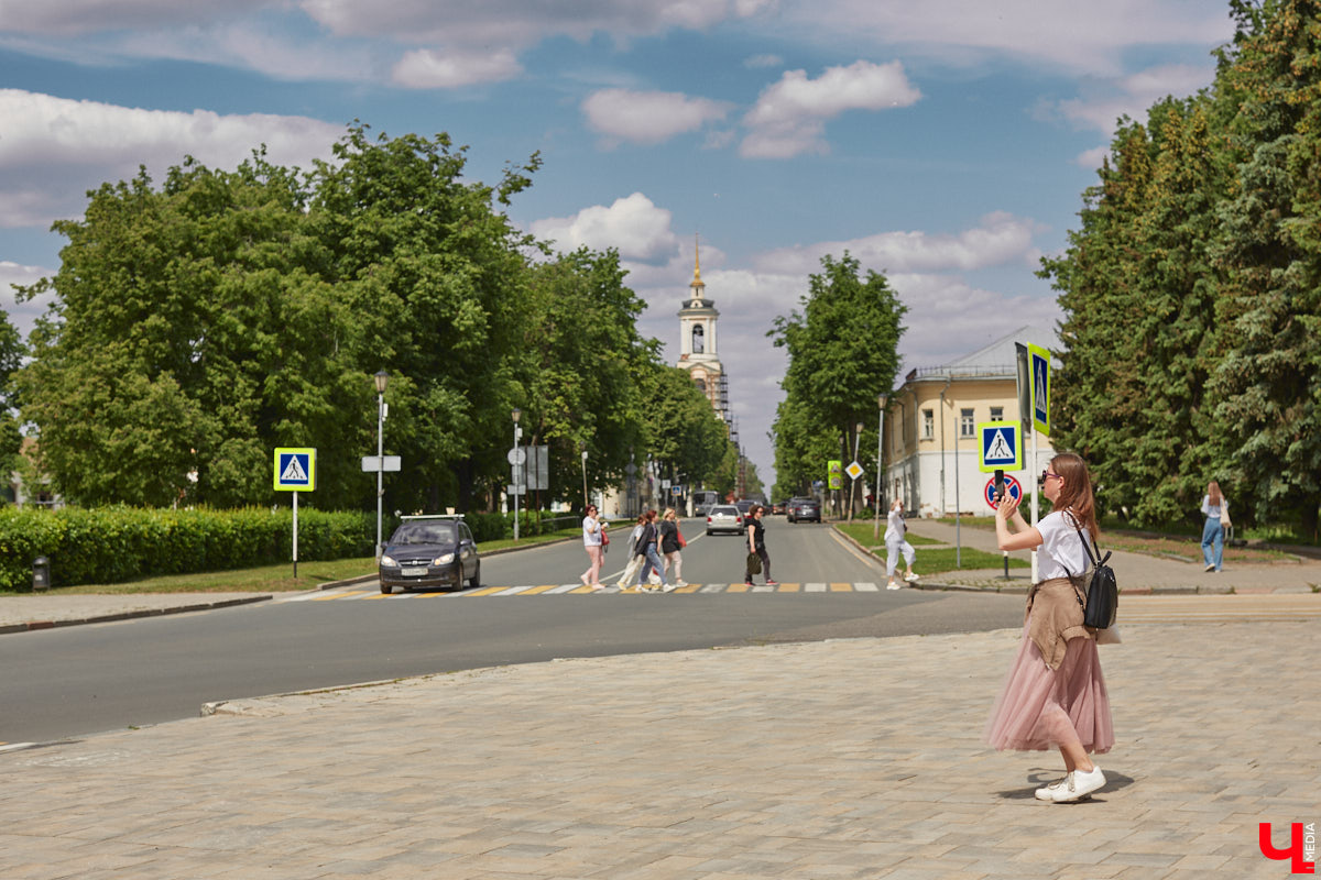 Владимир начинает подготовку ко Дню города! Вскоре на его улицах установят сразу несколько новых фотозон и арт-объектов. Не отстают от региональной столицы и другие населенные пункты области. «Ключ-Медиа» выяснил, что из декораций пока лишь в планах, какие ожидать в ближайшее время, а с чем уже можно сделать снимок на память!