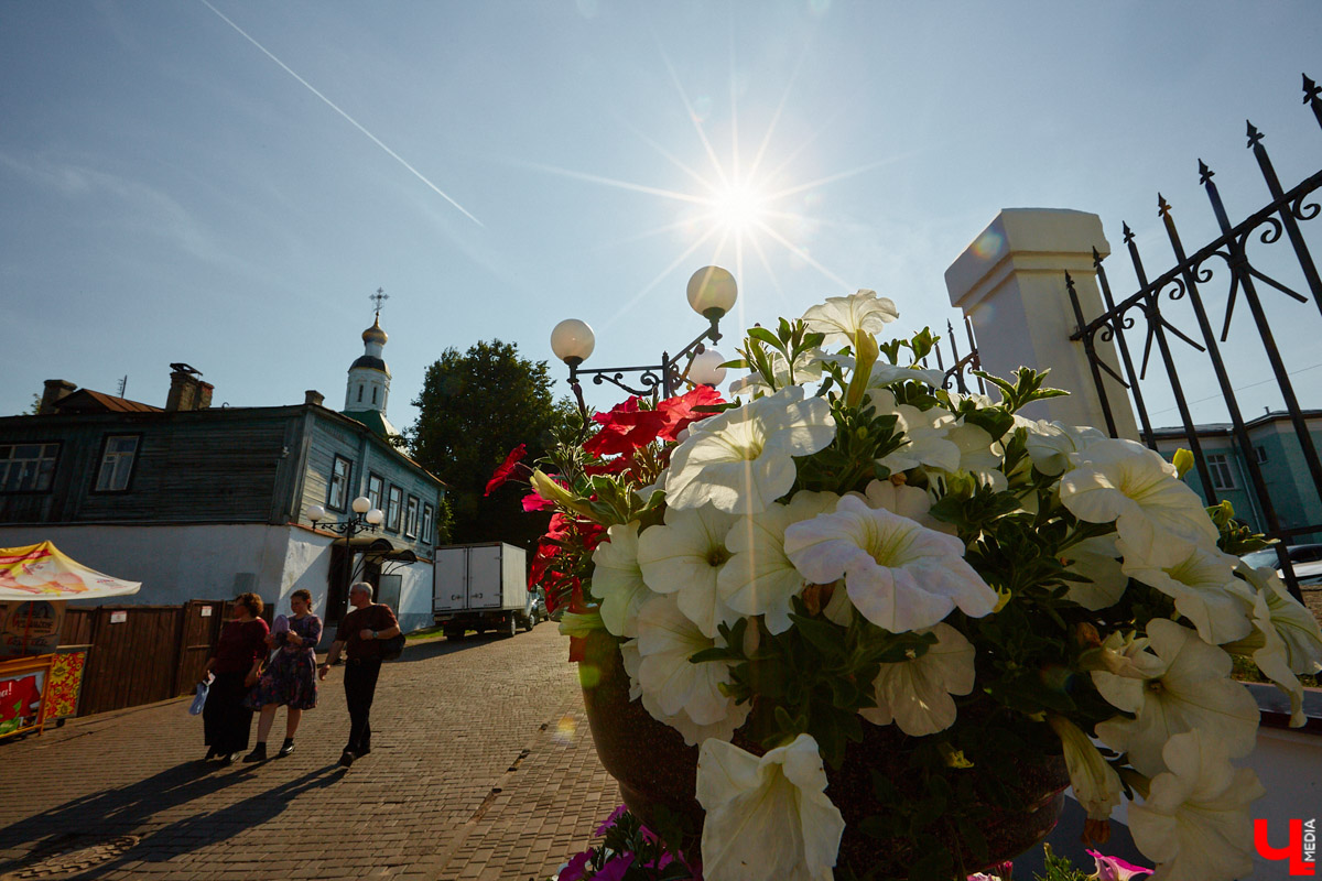 Вторая половина июля радует всех любителей качественной прожарки и густого загара. Солнце палит нещадно — настоящее дыхание дракона за окном. Но август способен ситуацию кардинально изменить. Чего ждать от грядущего месяца, предположили часовые погоды.