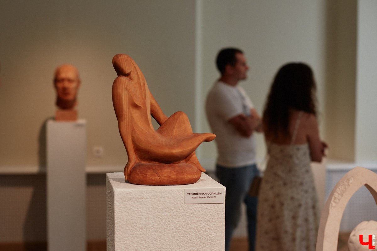 Во Владимире открылась первая персональная выставка скульптора Виталия Цагареишвили. Жителям региона он известен как автор бронзовых суздальчат и участник первого белокаменного фестиваля. Разнообразие форм представленных изделий, а также плавные изгибы грубых, казалось бы, материалов выдернут посетителей из реальности на долгие минуты. Проверено на себе!