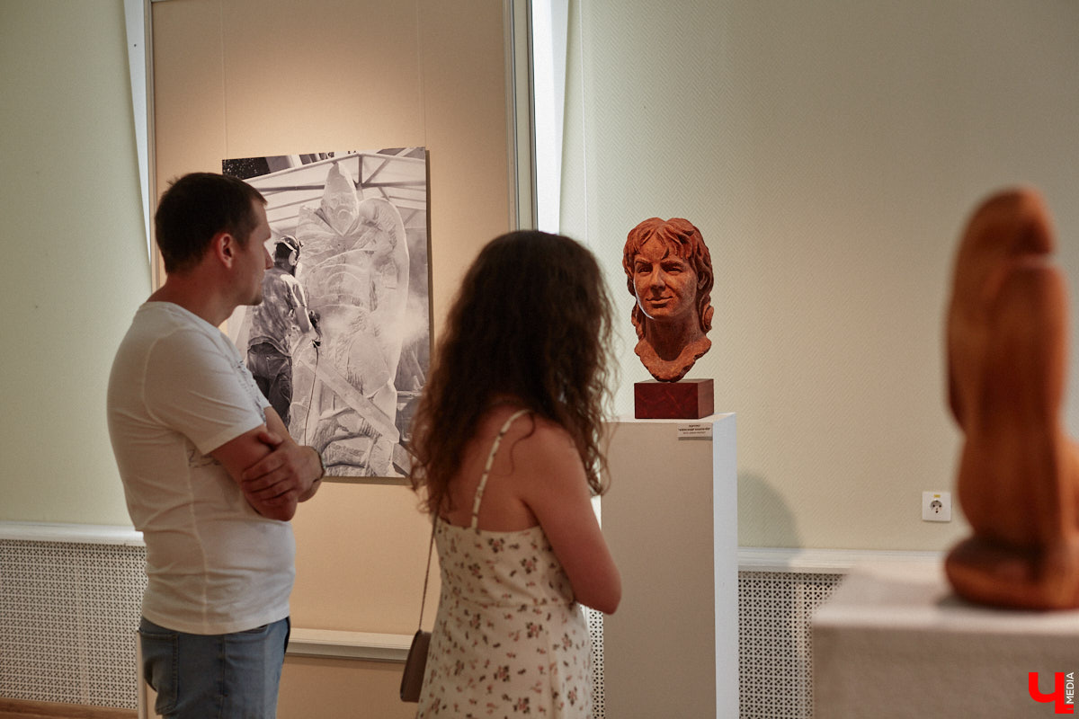 Во Владимире открылась первая персональная выставка скульптора Виталия Цагареишвили. Жителям региона он известен как автор бронзовых суздальчат и участник первого белокаменного фестиваля. Разнообразие форм представленных изделий, а также плавные изгибы грубых, казалось бы, материалов выдернут посетителей из реальности на долгие минуты. Проверено на себе!