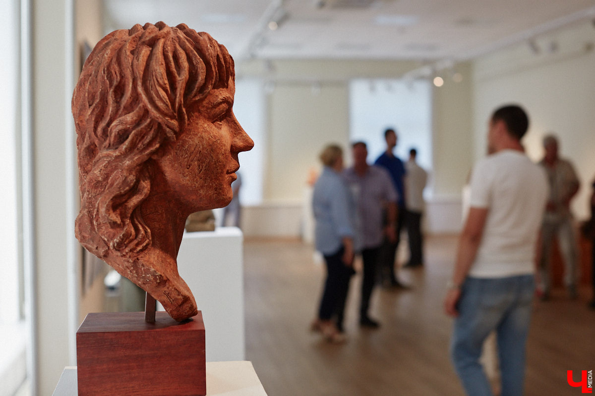 Во Владимире открылась первая персональная выставка скульптора Виталия Цагареишвили. Жителям региона он известен как автор бронзовых суздальчат и участник первого белокаменного фестиваля. Разнообразие форм представленных изделий, а также плавные изгибы грубых, казалось бы, материалов выдернут посетителей из реальности на долгие минуты. Проверено на себе!