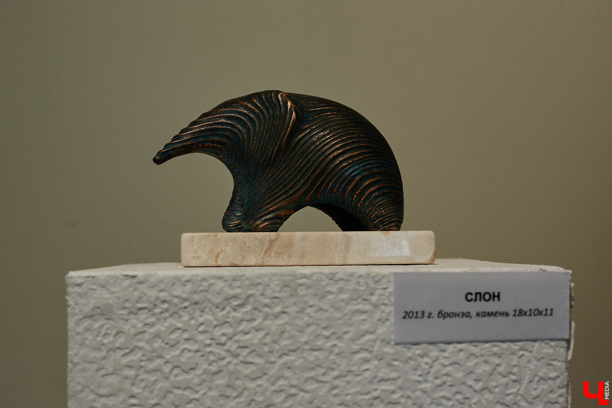 Во Владимире открылась первая персональная выставка скульптора Виталия Цагареишвили. Жителям региона он известен как автор бронзовых суздальчат и участник первого белокаменного фестиваля. Разнообразие форм представленных изделий, а также плавные изгибы грубых, казалось бы, материалов выдернут посетителей из реальности на долгие минуты. Проверено на себе!