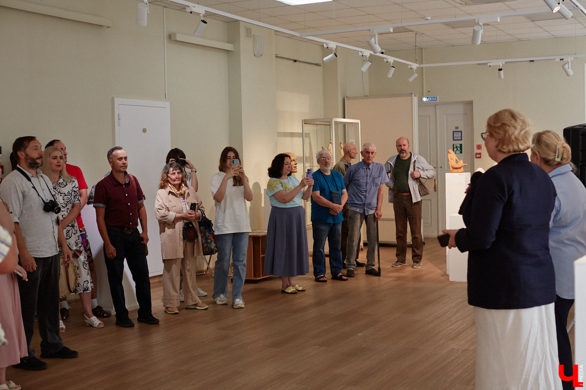 Во Владимире открылась первая персональная выставка скульптора Виталия Цагареишвили. Жителям региона он известен как автор бронзовых суздальчат и участник первого белокаменного фестиваля. Разнообразие форм представленных изделий, а также плавные изгибы грубых, казалось бы, материалов выдернут посетителей из реальности на долгие минуты. Проверено на себе!