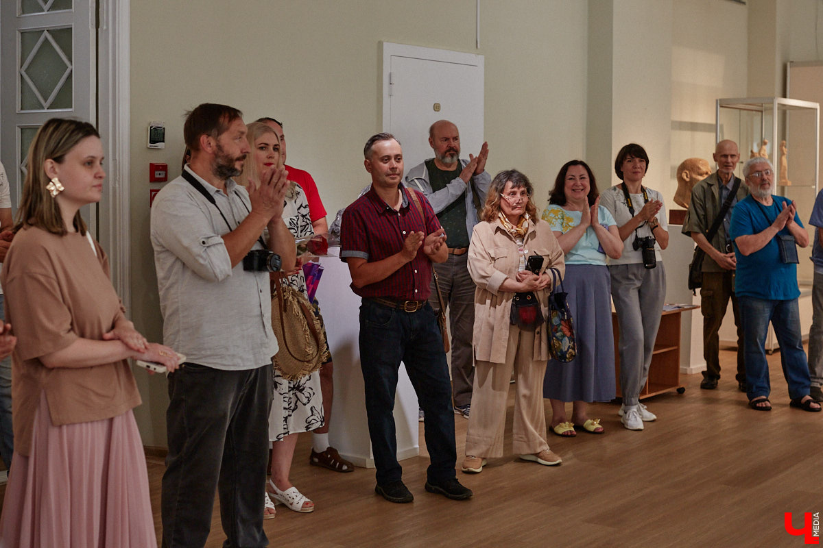 Во Владимире открылась первая персональная выставка скульптора Виталия Цагареишвили. Жителям региона он известен как автор бронзовых суздальчат и участник первого белокаменного фестиваля. Разнообразие форм представленных изделий, а также плавные изгибы грубых, казалось бы, материалов выдернут посетителей из реальности на долгие минуты. Проверено на себе!