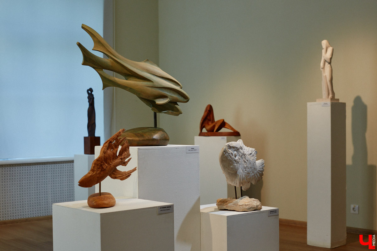 Во Владимире открылась первая персональная выставка скульптора Виталия Цагареишвили. Жителям региона он известен как автор бронзовых суздальчат и участник первого белокаменного фестиваля. Разнообразие форм представленных изделий, а также плавные изгибы грубых, казалось бы, материалов выдернут посетителей из реальности на долгие минуты. Проверено на себе!