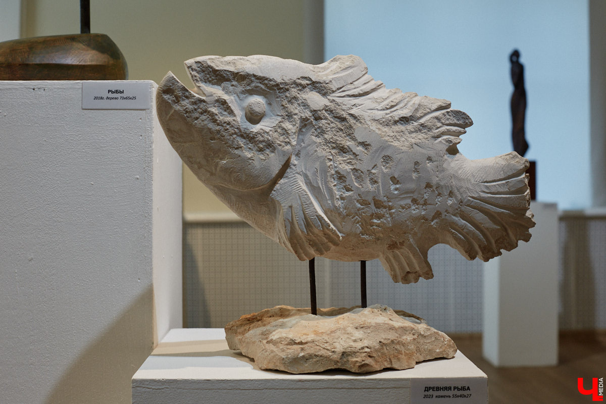 Во Владимире открылась первая персональная выставка скульптора Виталия Цагареишвили. Жителям региона он известен как автор бронзовых суздальчат и участник первого белокаменного фестиваля. Разнообразие форм представленных изделий, а также плавные изгибы грубых, казалось бы, материалов выдернут посетителей из реальности на долгие минуты. Проверено на себе!