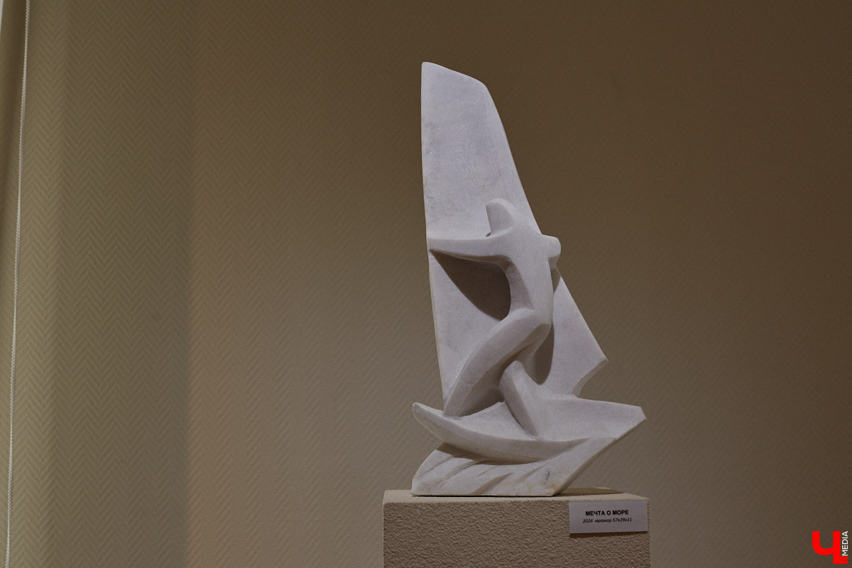 Во Владимире открылась первая персональная выставка скульптора Виталия Цагареишвили. Жителям региона он известен как автор бронзовых суздальчат и участник первого белокаменного фестиваля. Разнообразие форм представленных изделий, а также плавные изгибы грубых, казалось бы, материалов выдернут посетителей из реальности на долгие минуты. Проверено на себе!