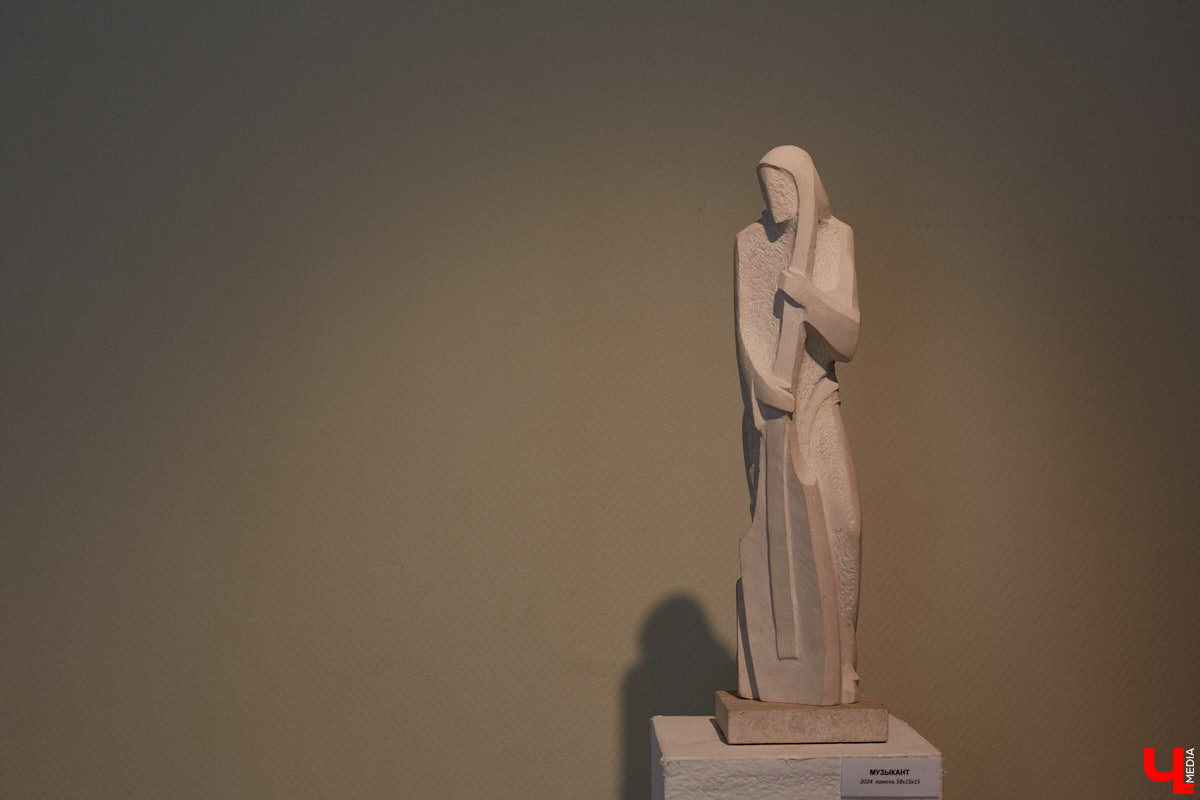 Во Владимире открылась первая персональная выставка скульптора Виталия Цагареишвили. Жителям региона он известен как автор бронзовых суздальчат и участник первого белокаменного фестиваля. Разнообразие форм представленных изделий, а также плавные изгибы грубых, казалось бы, материалов выдернут посетителей из реальности на долгие минуты. Проверено на себе!