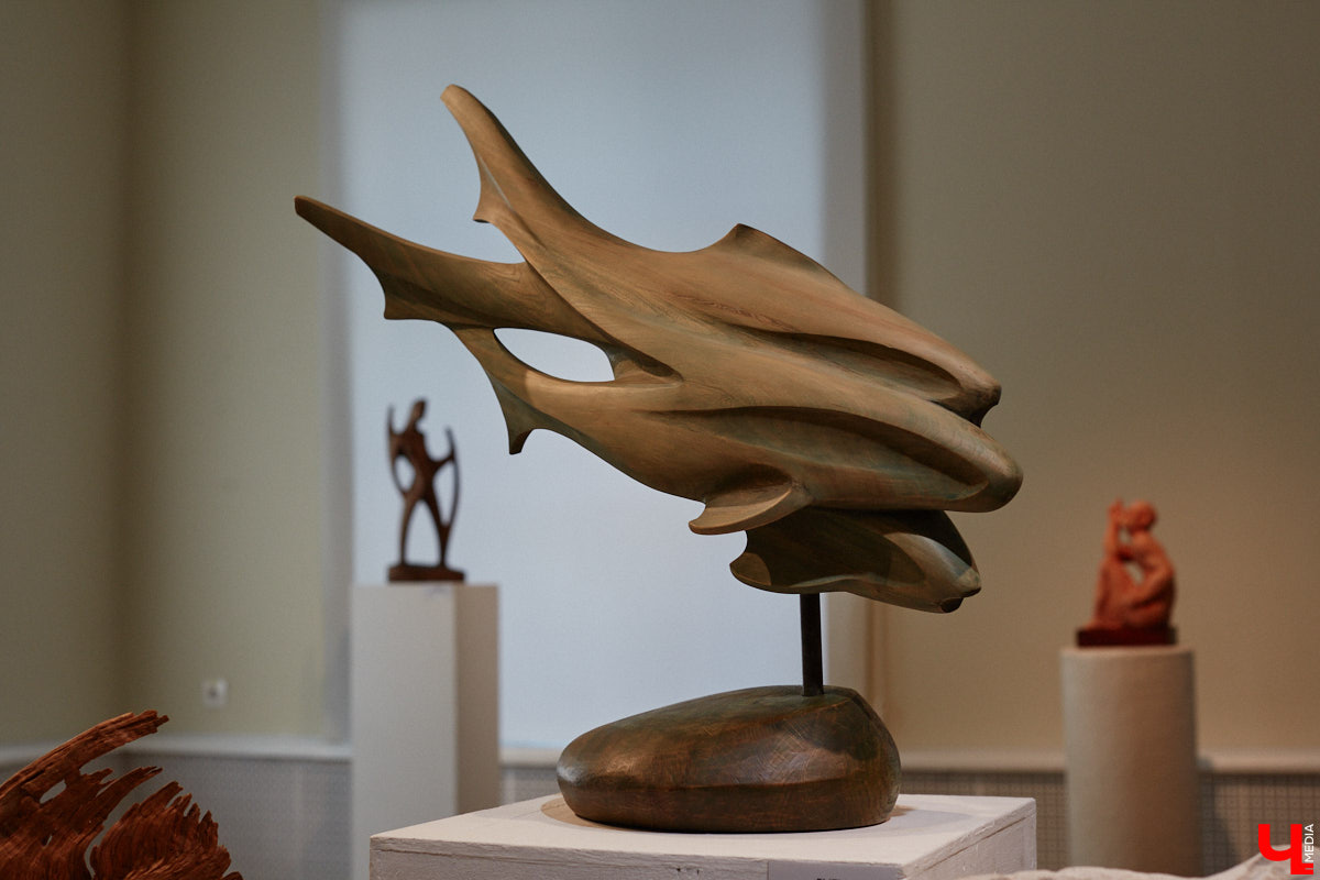 Во Владимире открылась первая персональная выставка скульптора Виталия Цагареишвили. Жителям региона он известен как автор бронзовых суздальчат и участник первого белокаменного фестиваля. Разнообразие форм представленных изделий, а также плавные изгибы грубых, казалось бы, материалов выдернут посетителей из реальности на долгие минуты. Проверено на себе!