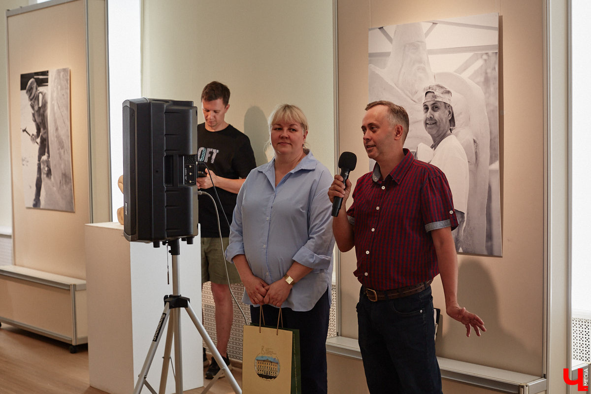 Во Владимире открылась первая персональная выставка скульптора Виталия Цагареишвили. Жителям региона он известен как автор бронзовых суздальчат и участник первого белокаменного фестиваля. Разнообразие форм представленных изделий, а также плавные изгибы грубых, казалось бы, материалов выдернут посетителей из реальности на долгие минуты. Проверено на себе!