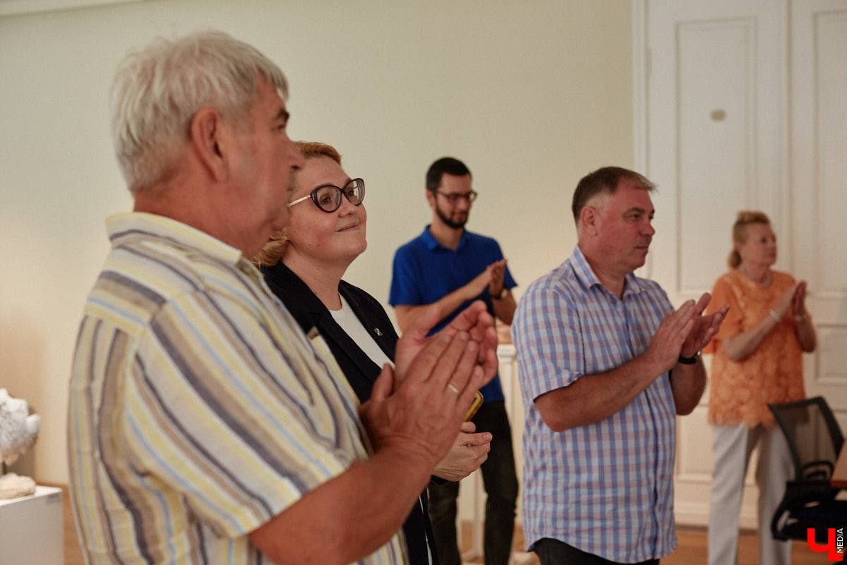 Во Владимире открылась первая персональная выставка скульптора Виталия Цагареишвили. Жителям региона он известен как автор бронзовых суздальчат и участник первого белокаменного фестиваля. Разнообразие форм представленных изделий, а также плавные изгибы грубых, казалось бы, материалов выдернут посетителей из реальности на долгие минуты. Проверено на себе!