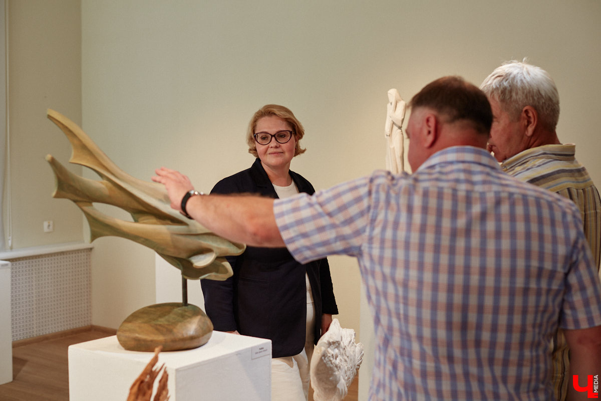 Во Владимире открылась первая персональная выставка скульптора Виталия Цагареишвили. Жителям региона он известен как автор бронзовых суздальчат и участник первого белокаменного фестиваля. Разнообразие форм представленных изделий, а также плавные изгибы грубых, казалось бы, материалов выдернут посетителей из реальности на долгие минуты. Проверено на себе!