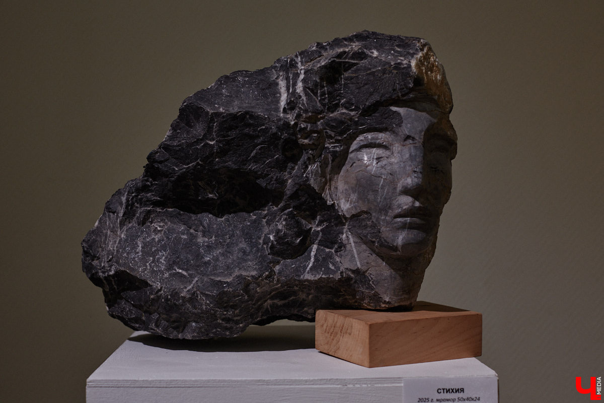 Во Владимире открылась первая персональная выставка скульптора Виталия Цагареишвили. Жителям региона он известен как автор бронзовых суздальчат и участник первого белокаменного фестиваля. Разнообразие форм представленных изделий, а также плавные изгибы грубых, казалось бы, материалов выдернут посетителей из реальности на долгие минуты. Проверено на себе!