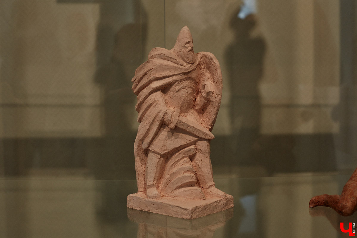 Во Владимире открылась первая персональная выставка скульптора Виталия Цагареишвили. Жителям региона он известен как автор бронзовых суздальчат и участник первого белокаменного фестиваля. Разнообразие форм представленных изделий, а также плавные изгибы грубых, казалось бы, материалов выдернут посетителей из реальности на долгие минуты. Проверено на себе!