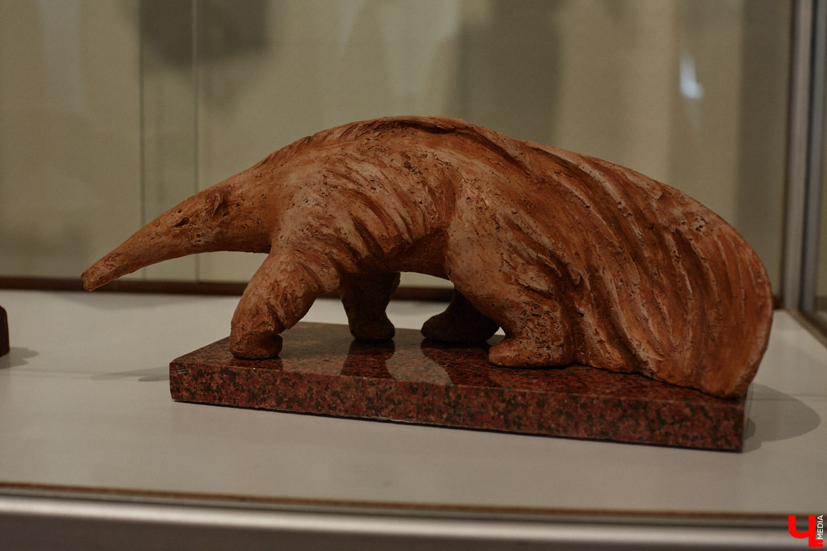 Во Владимире открылась первая персональная выставка скульптора Виталия Цагареишвили. Жителям региона он известен как автор бронзовых суздальчат и участник первого белокаменного фестиваля. Разнообразие форм представленных изделий, а также плавные изгибы грубых, казалось бы, материалов выдернут посетителей из реальности на долгие минуты. Проверено на себе!