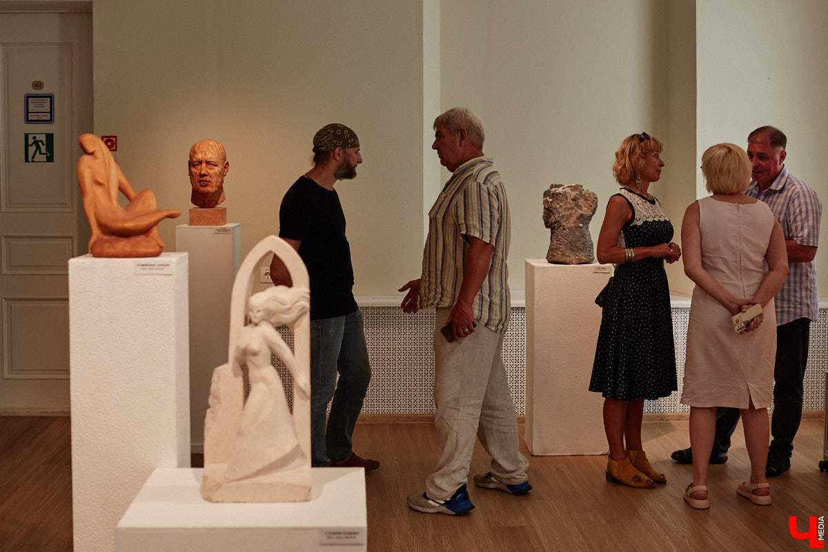 Во Владимире открылась первая персональная выставка скульптора Виталия Цагареишвили. Жителям региона он известен как автор бронзовых суздальчат и участник первого белокаменного фестиваля. Разнообразие форм представленных изделий, а также плавные изгибы грубых, казалось бы, материалов выдернут посетителей из реальности на долгие минуты. Проверено на себе!