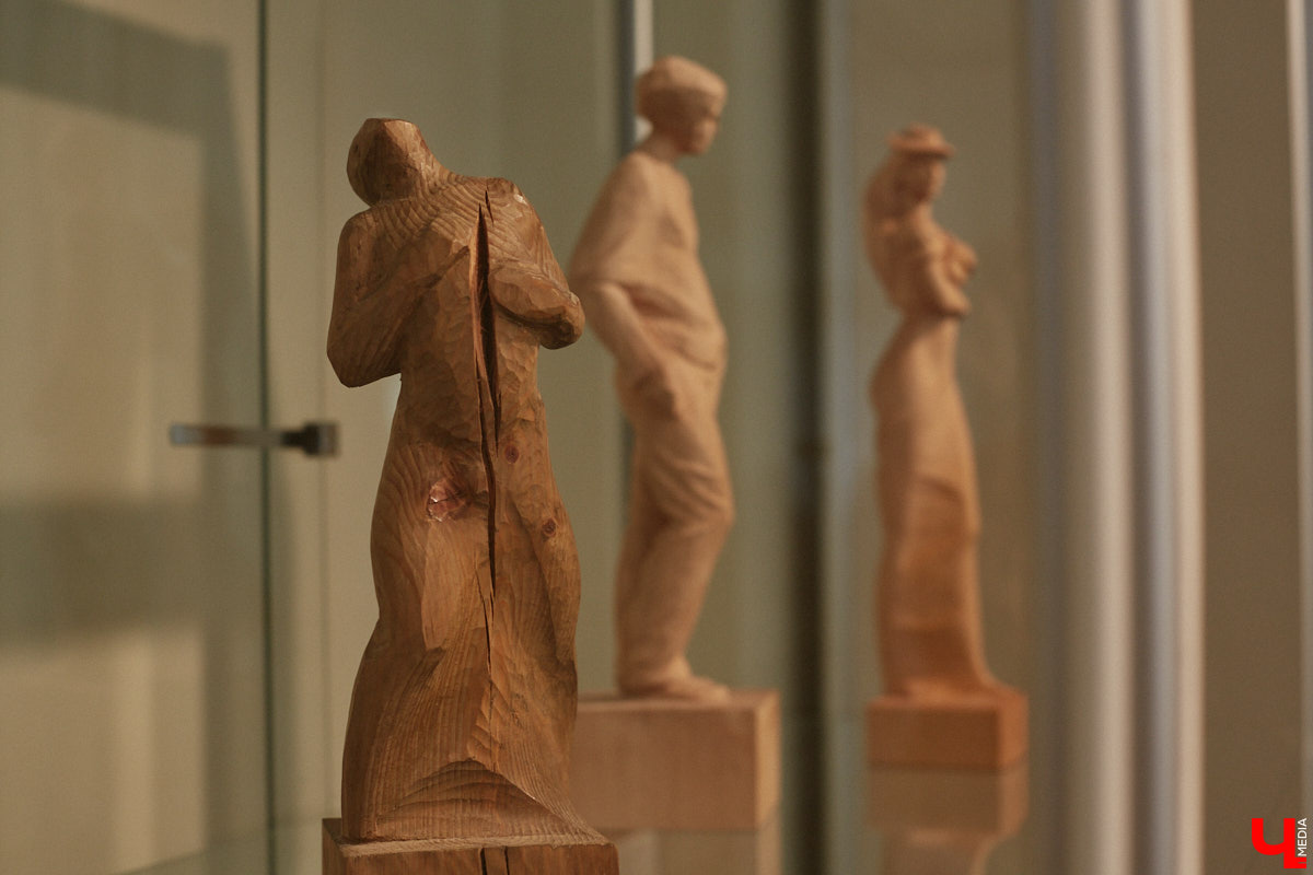 Во Владимире открылась первая персональная выставка скульптора Виталия Цагареишвили. Жителям региона он известен как автор бронзовых суздальчат и участник первого белокаменного фестиваля. Разнообразие форм представленных изделий, а также плавные изгибы грубых, казалось бы, материалов выдернут посетителей из реальности на долгие минуты. Проверено на себе!