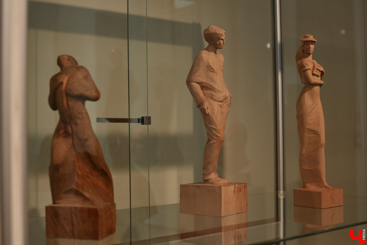 Во Владимире открылась первая персональная выставка скульптора Виталия Цагареишвили. Жителям региона он известен как автор бронзовых суздальчат и участник первого белокаменного фестиваля. Разнообразие форм представленных изделий, а также плавные изгибы грубых, казалось бы, материалов выдернут посетителей из реальности на долгие минуты. Проверено на себе!